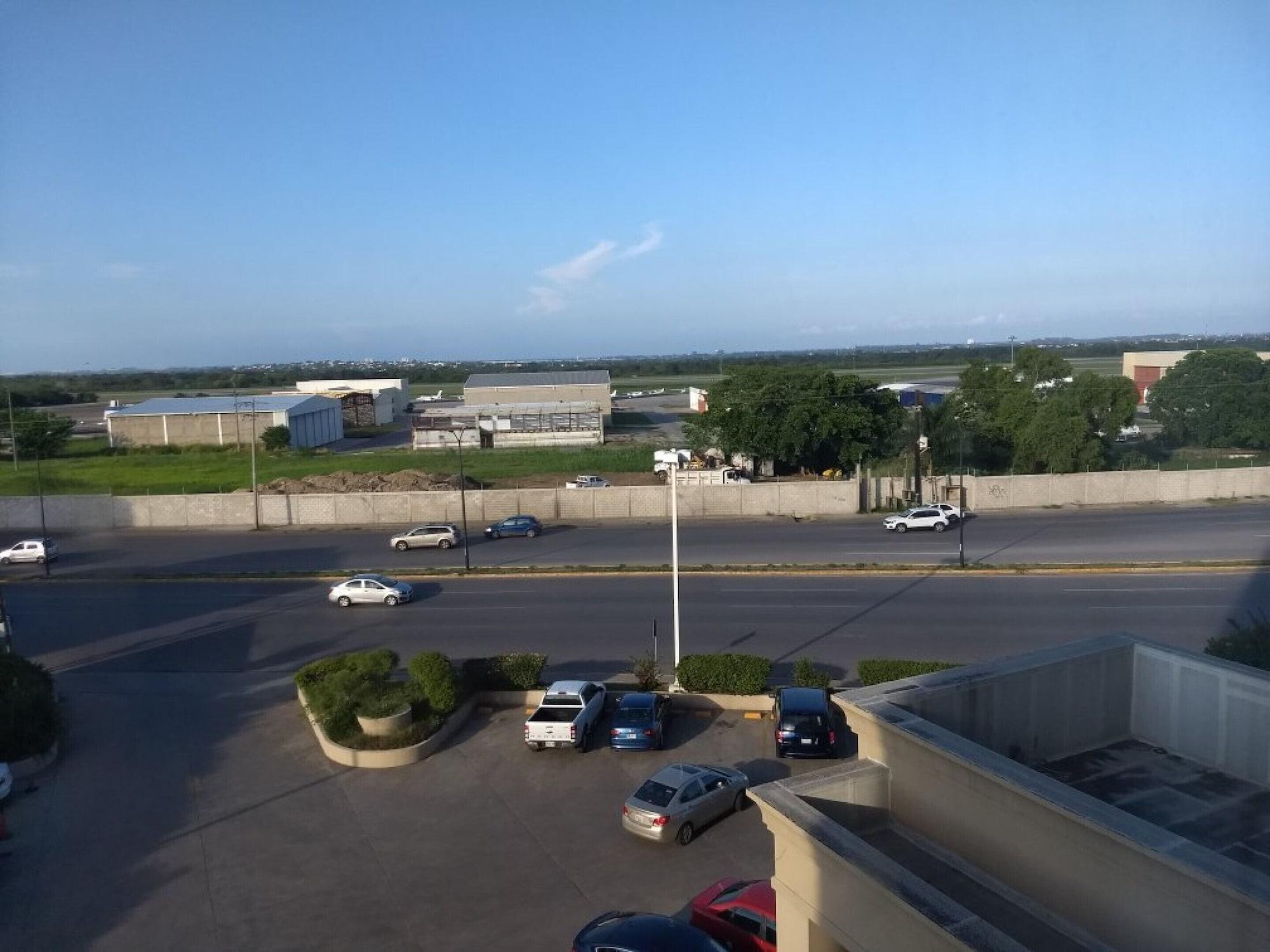 Hampton Inn Tampico Airport Exterior foto